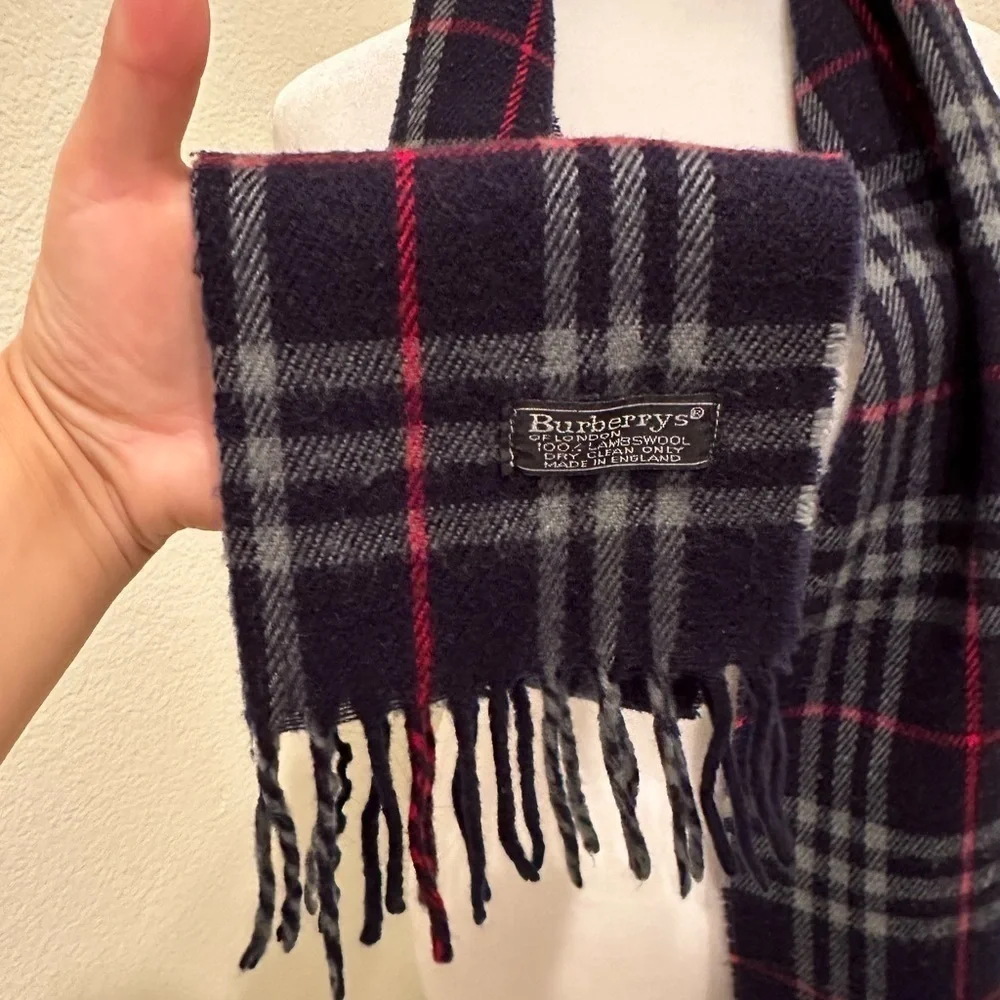 MEN OR WOMEN BURBERRYS NAVY BLUE SCARF 100% LAMBSWOOL​​​​​​